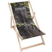 Holzliegestuhl Rentnerin