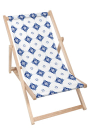 Holzliegestuhl Blaue Fliesen
